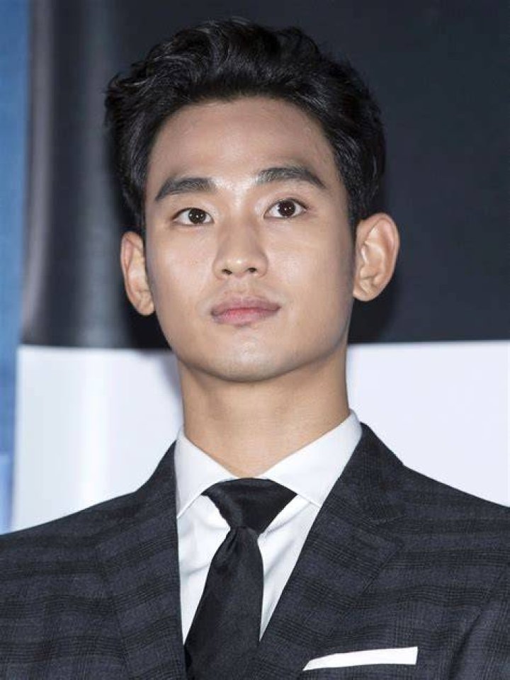 Actor Kim Soo Hyun Receives The Sweetest Gift From Three Close Friends