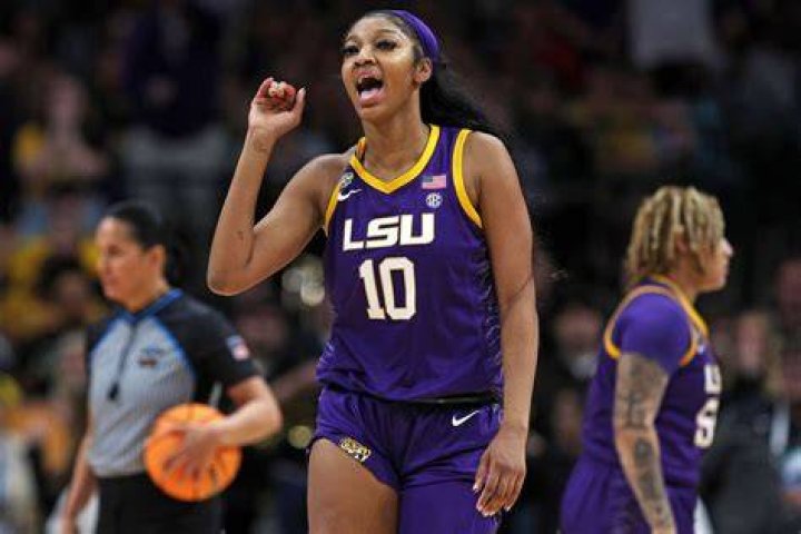 Angel Reese de LSU embrass&eacute; lors de son retour &agrave; Baltimore