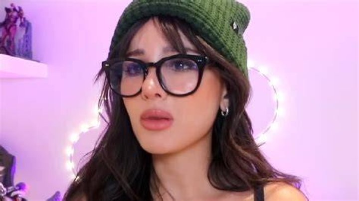 C&ograve; an nighean SSSniperWolf? Celebrity.fm 1 Rionnagan Oifigeil