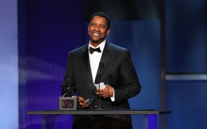 Denzel Washington assists in incident involving police, goes viral