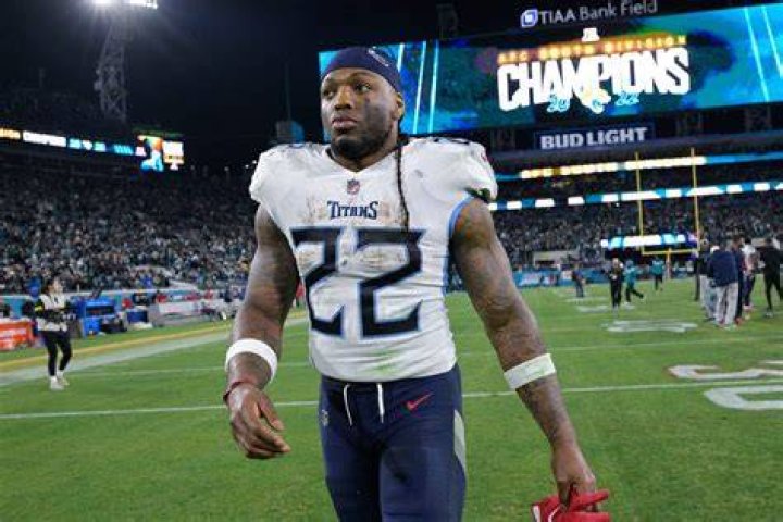 Derrick Henry a l'air absolument &eacute;norme &agrave; c&ocirc;t&eacute; de Dion Lewis r/sports