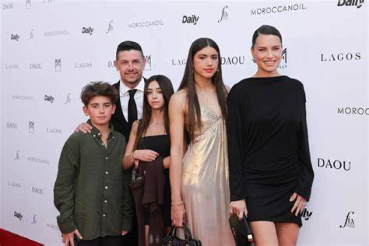 Familia Adriana Lima hermanos, padres, hijos, marido Maternidad y todo