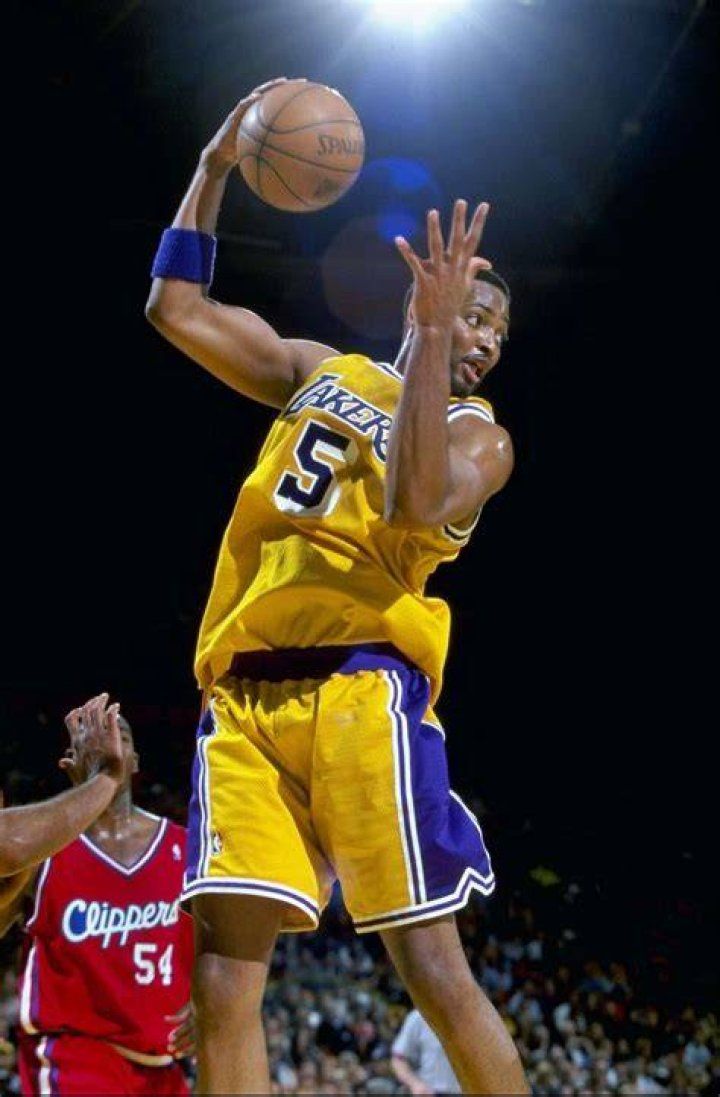 Former Lakers player Robert Horry loses his mind and gets ejected at