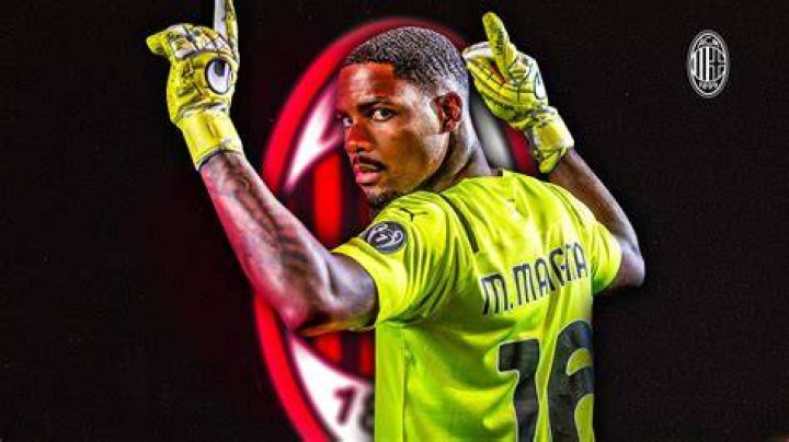 Gallery Mike Maignan unveiled as a new Milan player his first day at