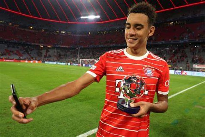Jamal Musiala wins the &ldquo;Man of The Match&rdquo; award during Bayern&acute;s victory