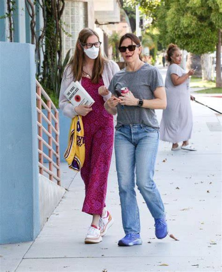 Jennifer Garner and Daughter Violet Affleck Go Shopping Together