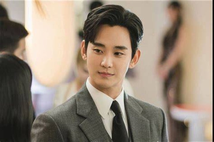Kim Soo Hyun g&acirc;y sốt với ảnh thời đi học
