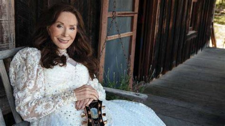 Loretta Lynn Dies Dolly, Reba + More Share Memories