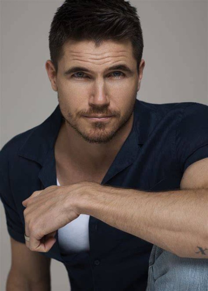 Robbie Amell Profile Images &mdash; The Movie Database (TMDb)
