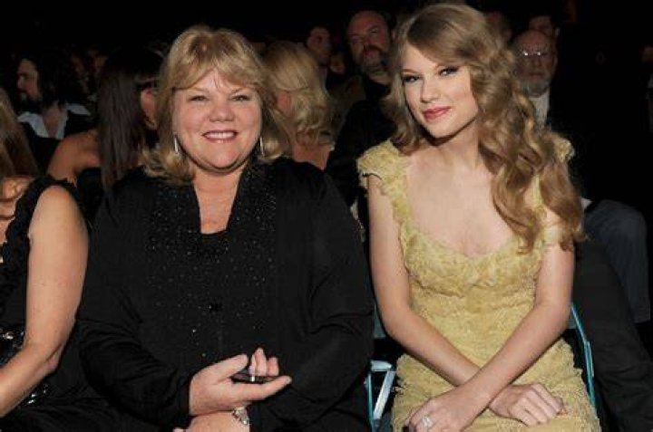 Taylor Swift reveals mom Andrea diagnosed with brain tumor