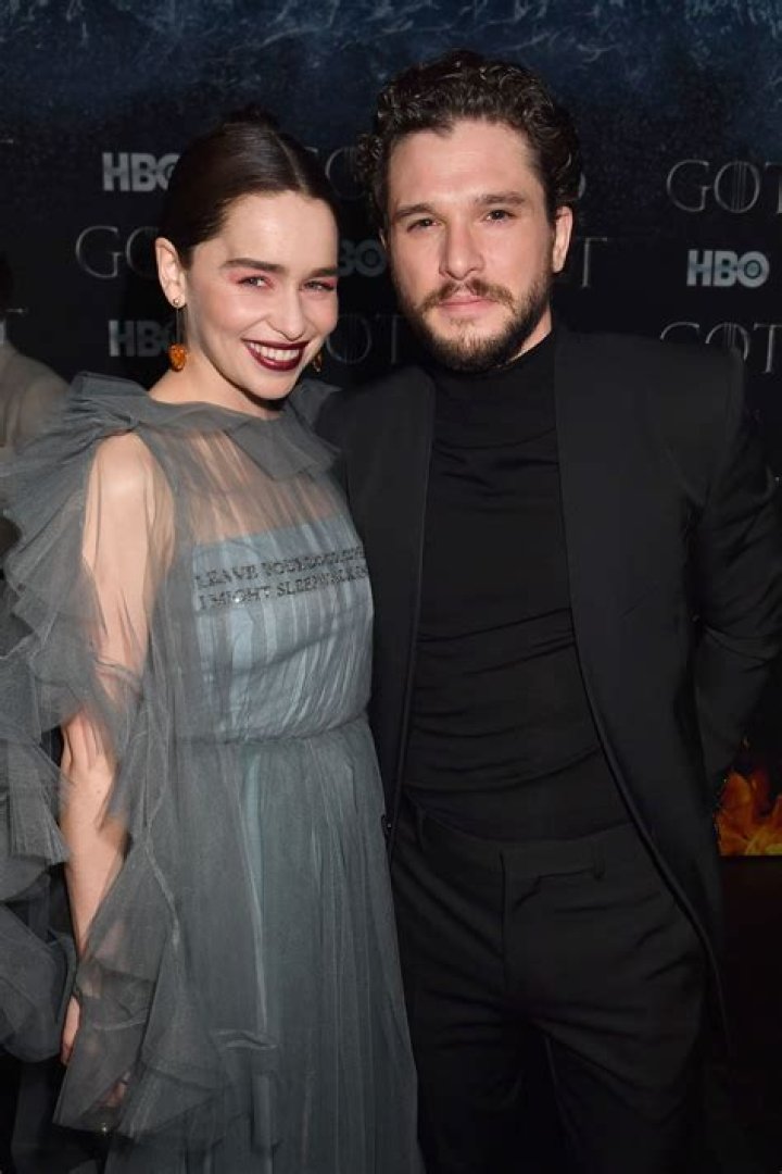 Todopoderoso paralelo esta&ntilde;o emilia clarke boyfriend Cuota de admisi&oacute;n